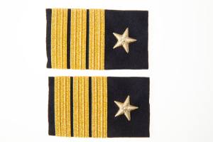 Schulterschlaufen mit Abzeichen 1st OFFICER 3 Streifen mit Stern