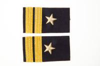 Schulterschlaufen mit Abzeichen 2nd OFFICER 2 Streifen mit Stern